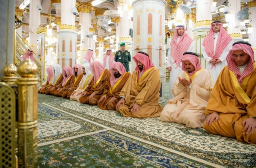 Crown Prince offers prayers at the Prophet's Mosque in Madinah