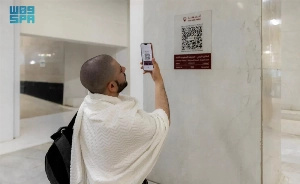 The smart interactive map system facilitates the movement of visitors and Umrah pilgrims by providing real-time information and updated routes, increasing the efficiency of wayfinding within the Two Holy Mosques.