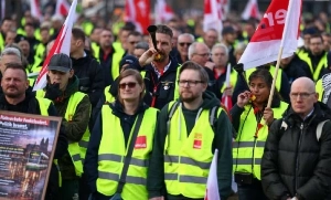 Public transport workers demonstrate during a nationwide strike for higher wages and better working conditions, called by trade union Verdi, in Berlin, Germany, February 27, 2026