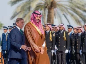 Saudi Crown Prince and Prime Minister Mohammed bin Salman received a phone call on Saturday from Pakistani Prime Minister Muhammad Shehbaz Sharif. (File photo)