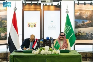 Saudi Ambassador to Yemen and SDRPY General Supervisor Mohammed Al Jaber and Yemeni Finance Minister Marwan bin Ghanem sign the agreement in Riyadh on Sunday.