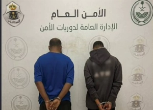 Security patrol teams in the Riyadh region arrested two men after their appearance in a video robbing another man of his belongings in a neighborhood of Riyadh.