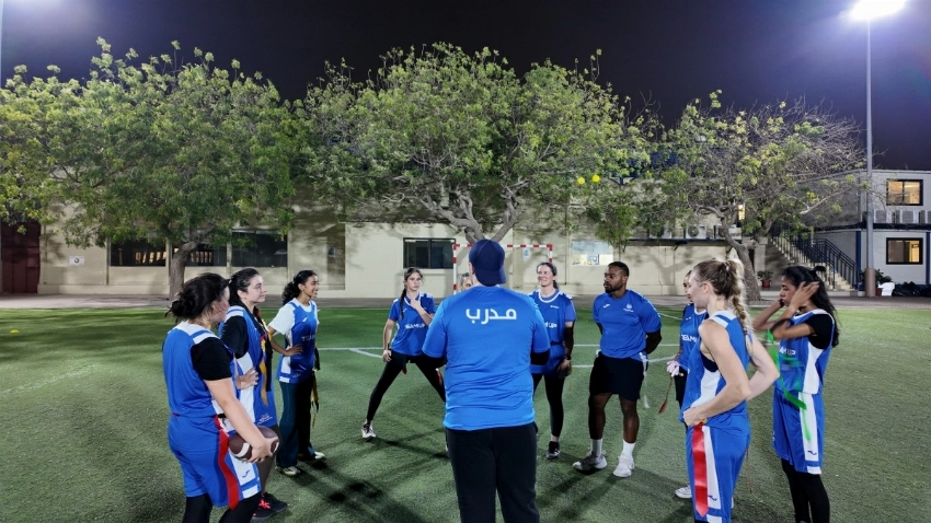 المدربان علي توفيق وتريون جونز يقدمان كلمات أو تشجيعات لأعضاء Team Up.