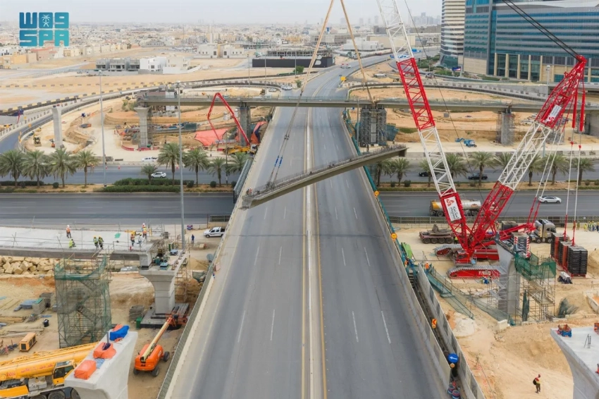 الرياض تقدم مشروع شبكة الطرق KAFD مع تركيب الجسور الرئيسية