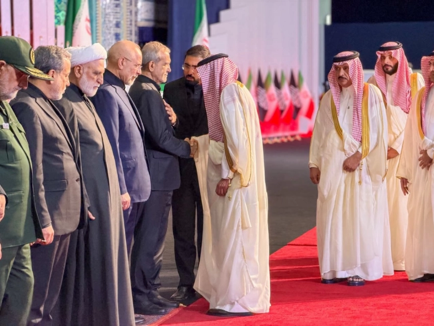 نائب وزير الخارجية السعودي م. وليد الخريجي يصافح الرئيس الإيراني مسعود بيزشكيان خلال تشييع المرشد الأعلى الإيراني السابق علي خامنئي في طهران. — سبا