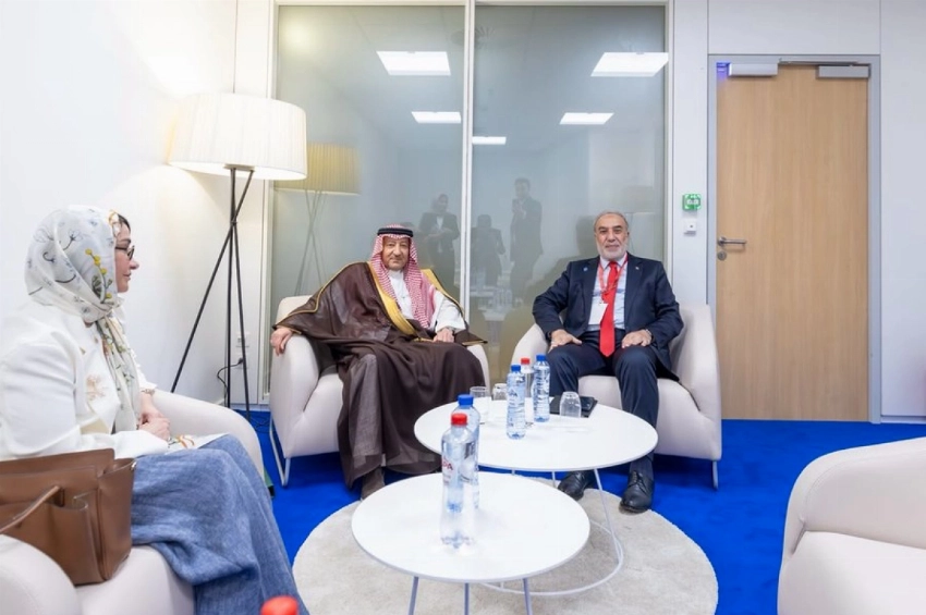 نائب وزير الخارجية المهندس وليد بن عبدالكريم الخريجي والوزير المفوض بوزارة الخارجية الدكتورة منال رضوان مع نائب وزير خارجية الجمهورية التركية السفير موسى كولاكليكايا.