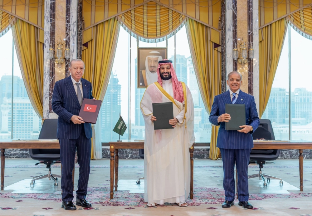 The agreement signed by Crown Prince and Prime Minister Mohammed bin Salman, Turkish President Recep Tayyip Erdoğan and Pakistani Prime Minister Muhammad Shehbaz Sharif during the Makkah Joint Defense Summit at Al-Safa Palace. — SPA