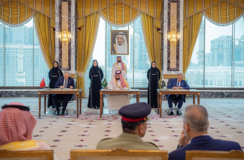 The leaders sign the Makkah Joint Defense Agreement at Al-Safa Palace in Makkah on Friday. — SPA