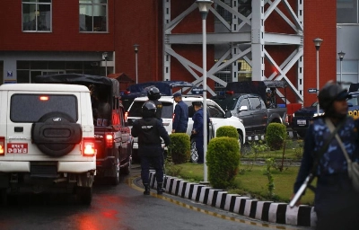 एउटा सेतो गाडीमा पूर्वप्रधानमन्त्री शर्मालाई पुर्वप्रधानमन्त्री शर्मालाई ओलि पुलिसले ओसारपसार गरेपछि गत वर्षको सेप्टेम्बर जेन जेडको आन्दोलनसँग जोडिएको चलिरहेको राजनीतिक र कानुनी विवादको एक भागको रूपमा गुन्डुमा, शनिबार, मार्च २८, २०२६ मा काठमाडौं, नेपालमा। फोटो: स्कन्द गौतम/THT