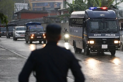 एउटा सेतो गाडीमा पुर्वप्रधानमन्त्री शर्मालाई पुर्वप्रधानमन्त्री शर्मालाई पुर्व पुलिसले ओसारपसार गरेपछि गत वर्षको सेप्टेम्बर जेन जेडको विरोध प्रदर्शनसँग जोडिएको चलिरहेको राजनीतिक र कानुनी विवादको भागको रूपमा गुन्डुमा, शनिबार, मार्च २८, २०२६ मा काठमाडौं, नेपालमा। फोटो: स्कन्द गौतम/THT