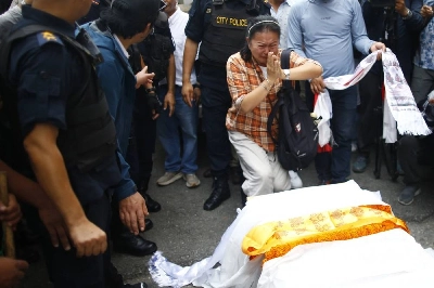 Relatives mourn over the coffin containing the body of renowned Nepali mountaineer Pur Bahadur Gurung (Yukta) at Tribhuvan International Airport in Kathmandu, Nepal, on Thursday, August 6, 2026. Photo: Skanda Gautam/THT
