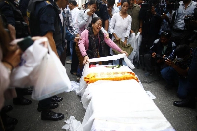 Relatives mourn over the coffin containing the body of renowned Nepali mountaineer Pur Bahadur Gurung (Yukta) at Tribhuvan International Airport in Kathmandu, Nepal, on Thursday, August 6, 2026. Photo: Skanda Gautam/THT