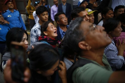 Relatives mourn after the body of renowned Nepali mountaineer Pur Bahadur Gurung (Yukta) arrives at Tribhuvan International Airport in Kathmandu, Nepal, on Thursday, August 6, 2026. Photo: Skanda Gautam/THT