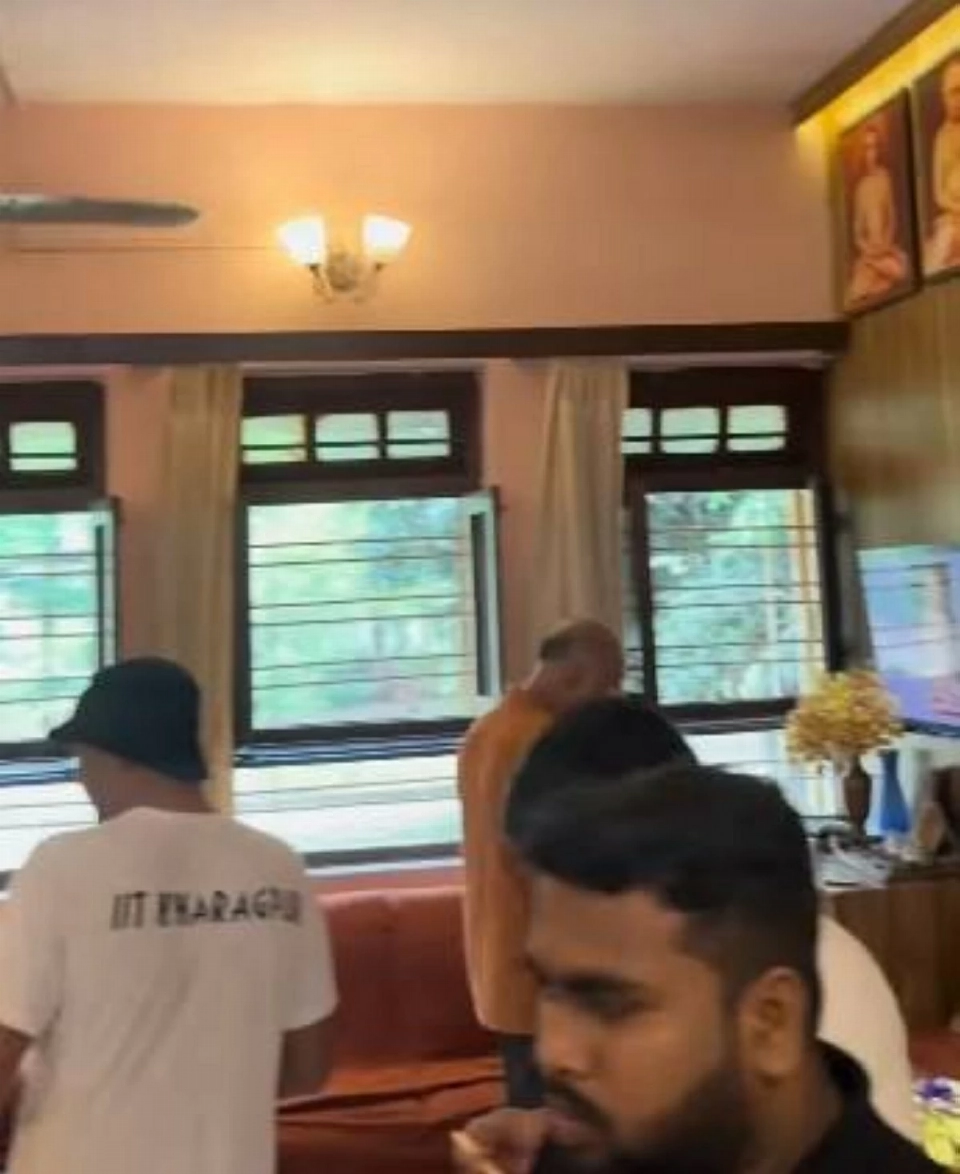 طلاب خلال الاحتفال بعيد ميلاد البروفيسور