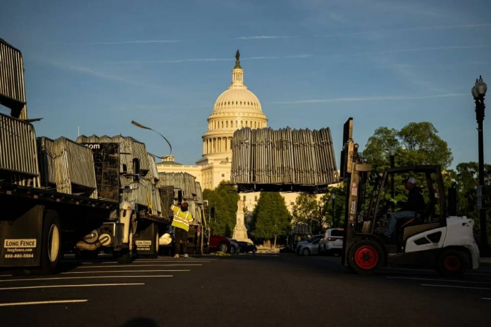 عمال يُفرغون الحواجز الأمنية قرب مبنى الكابيتول قبل خطاب يلقيه الملك تشارلز أمام الكونغرس (بلومبيرغ)