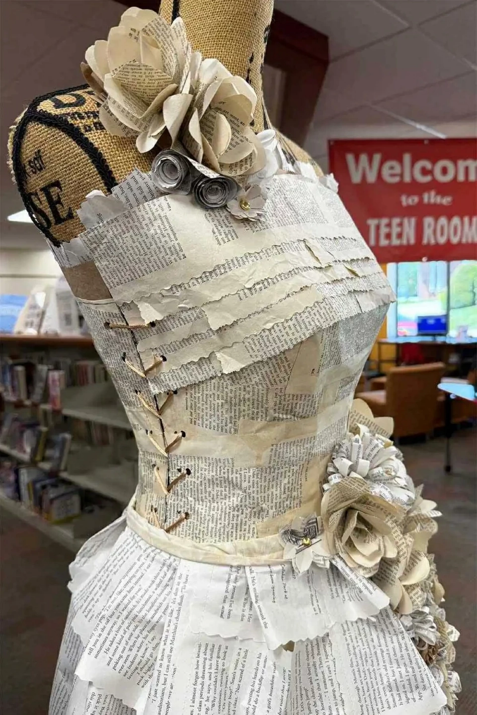 تصميم فستان من صفحات الكتب التالفة