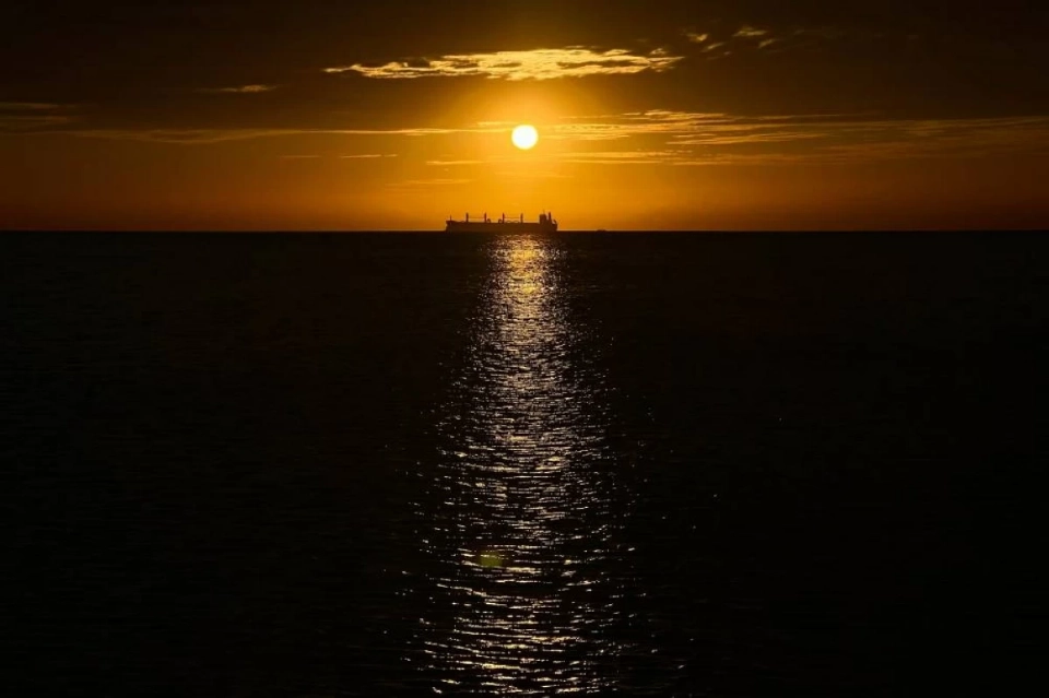 سفينة نفطية في البحر الكاريبي عند غروب الشمس بالقرب من سانتا مارتا، كولومبيا، (28 أبريل 2026 أ.ب)
