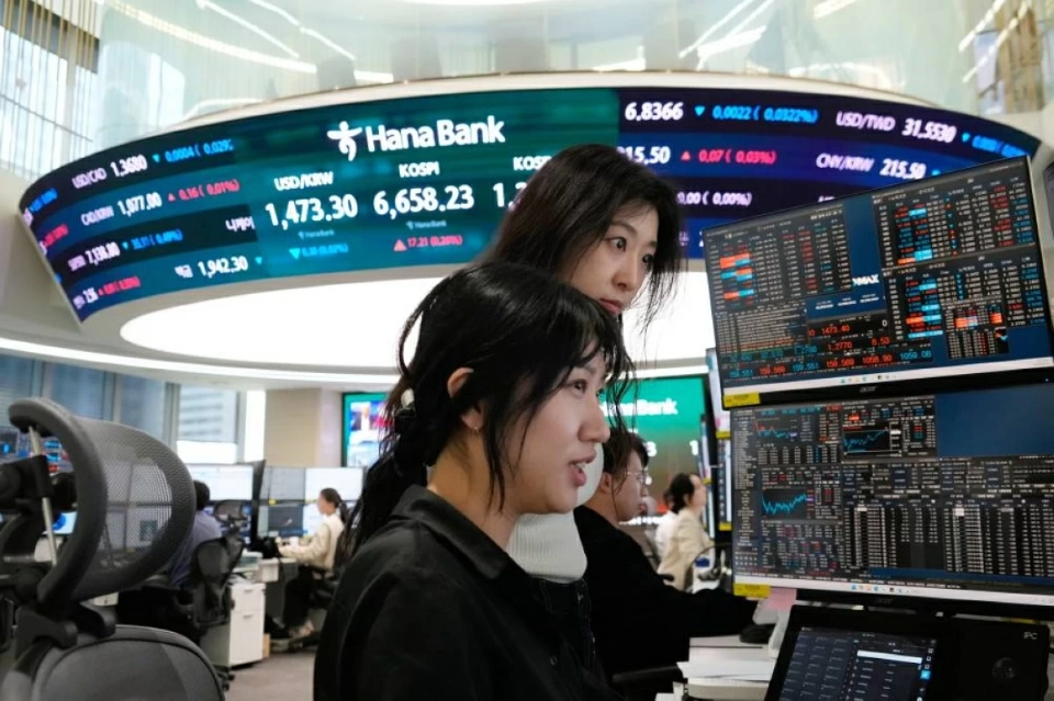 متعاملتان في أسواق المال في كوريا الجنوبية