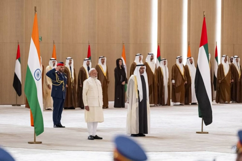 محمد بن زايد في مقدمة مستقبليه.. رئيس وزراء الهند يصل الإمارات في زيارة رسمية