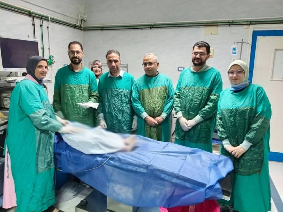 استخراج مسمار من جوف رضيعة مصرية بلا جراحة