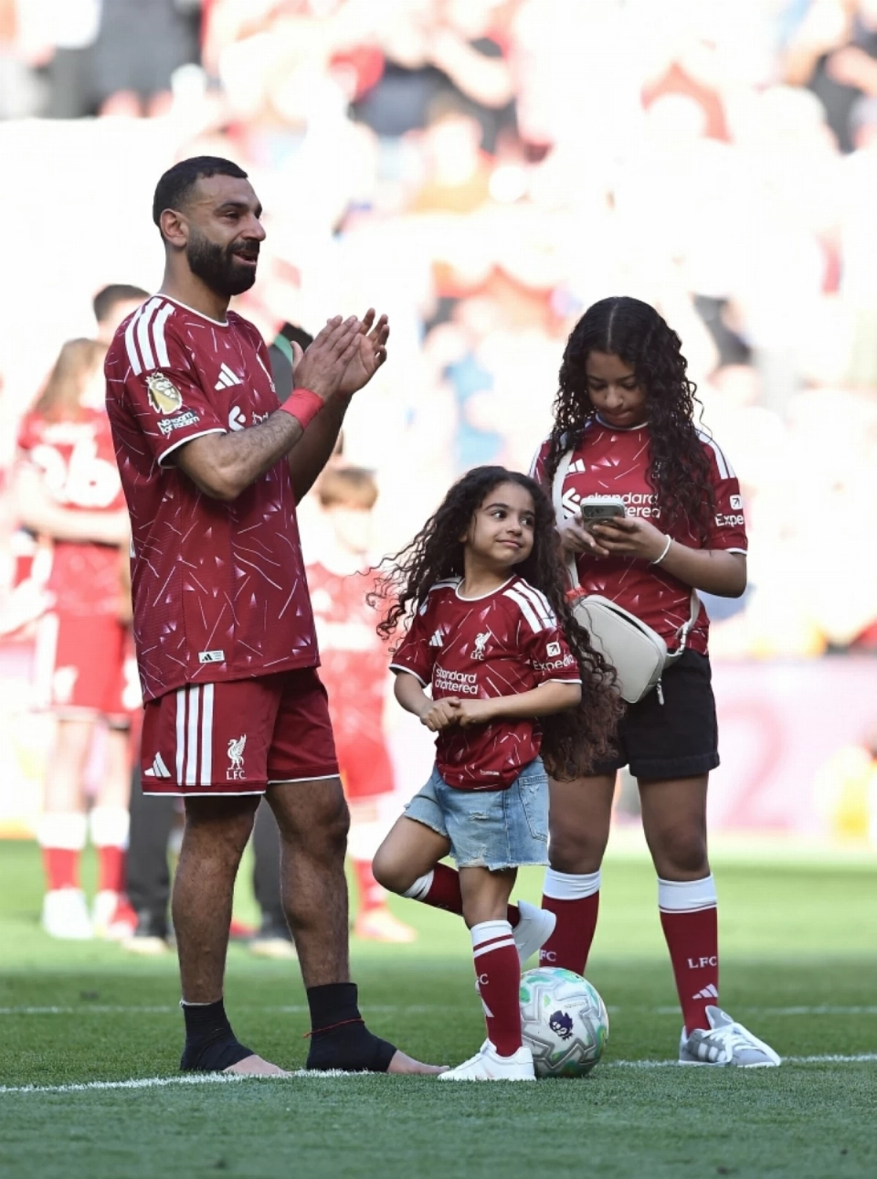 محمد صلاح يبكي خلال وداع جمهور ليفربول