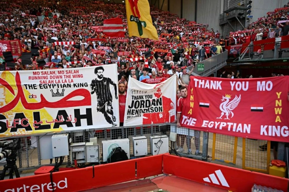 جمهور ليفربول يرفع لافتات تحيى محمد صلاح