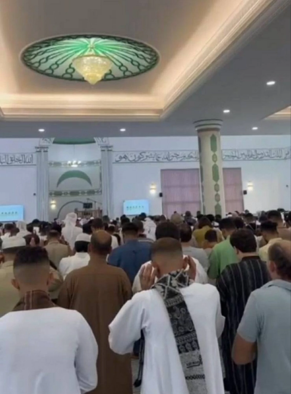 صلاة العيد في مسجد عائشة أم المؤمنين بالعين