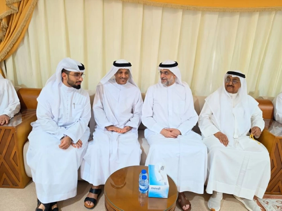 ولي عهد الشارقة يقدم واجب العزاء للأسرة