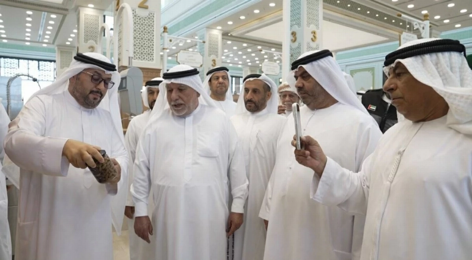 المزروعي يستعرض للحضور المنتجات