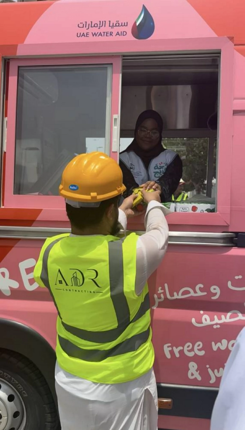 مبادرة فرجان دبي توزع الماء والعصائر على العمال