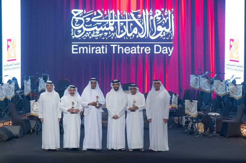 سلطان بن أحمد مع مكرمي اليوم الإماراتي للمسرح بحضور عبد الله العويس وإسماعيل عبد الله