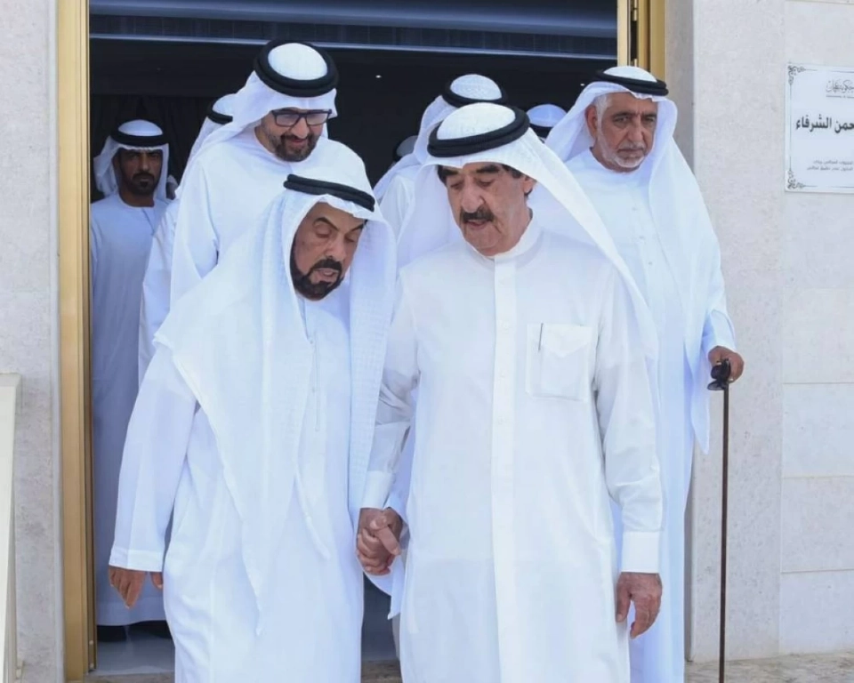 حاكم أم القيوين يقدم واجب العزاء في وفاة منصور سيف الزعابي