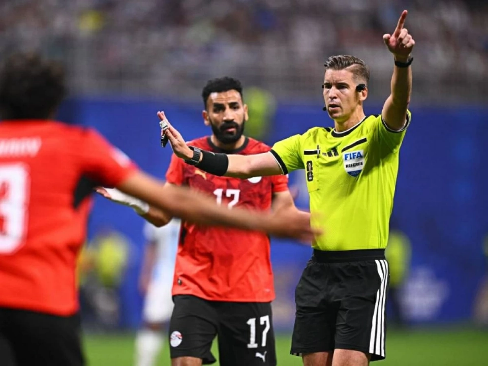 ليتكسير.. كيف تحول أفضل حكم في العالم إلى محور جدل مباراة مصر والأرجنتين؟