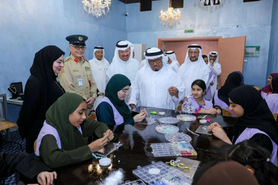 ضاحي خلفان مع الطالبات خلال الدورات الصيفية