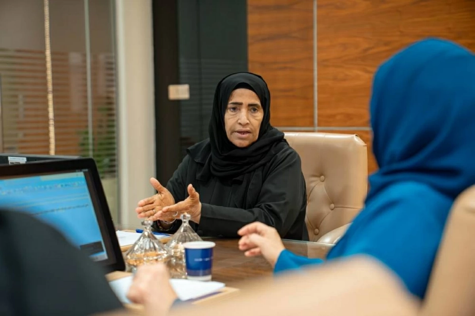 آمنة آل علي خلال الاجتماع