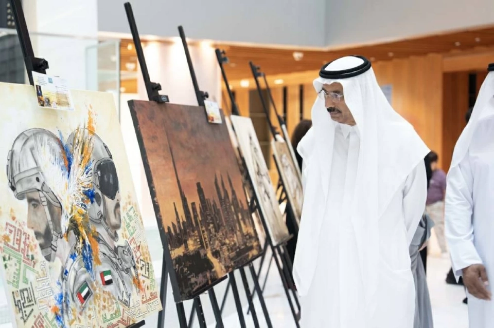محمد المر خلال جولة في المعرض التشكيلي