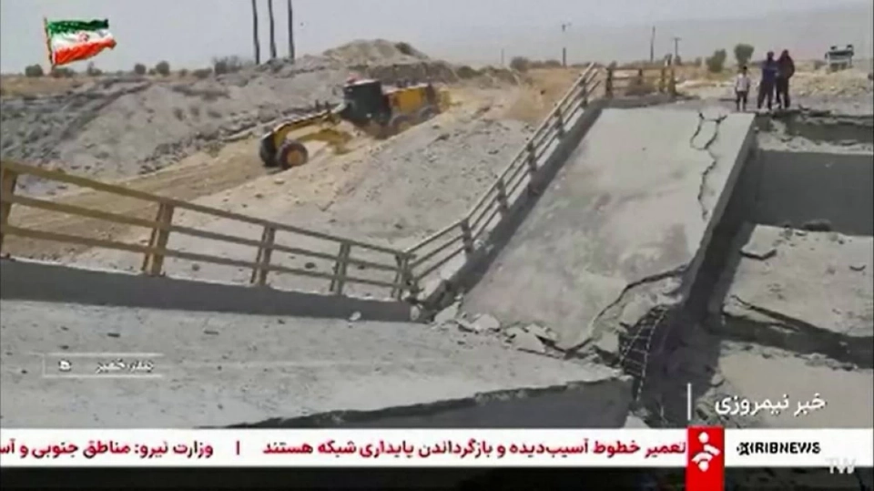 صورة من التلفزيون الايراني لجسر مدمر في خمير(أ.ف.ب)