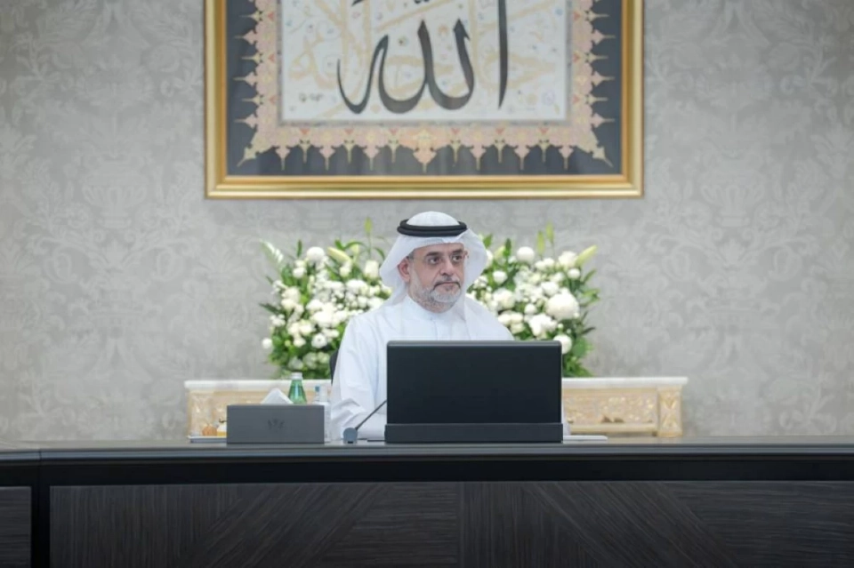 سلطان بن محمد مترئّساً الاجتماع