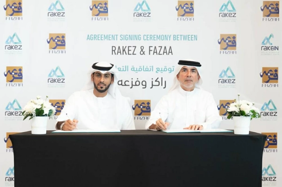 ياسر الأحمد وأحمد بوهارون يوقعان الاتفاقية