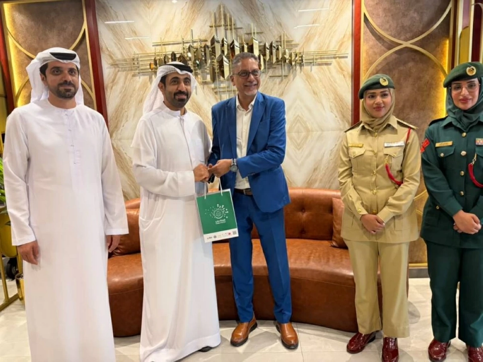الشرطة السياحية في شرطة دبي تُكرم فريق عمل فندقي تقديراً لجهودهم