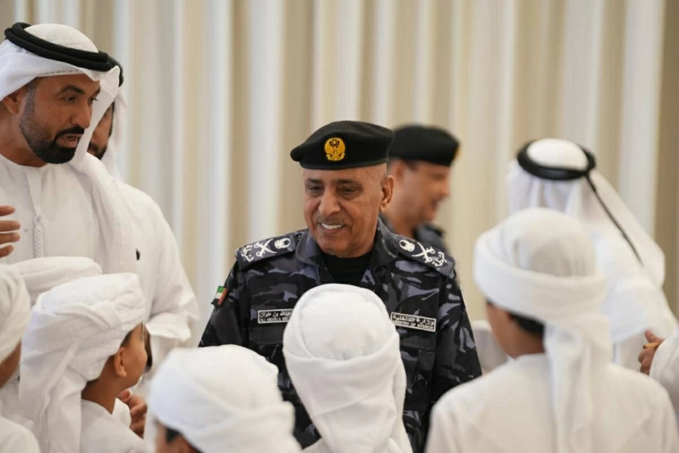 علي النعيمي متحدثاً الى عدد من الطلاب