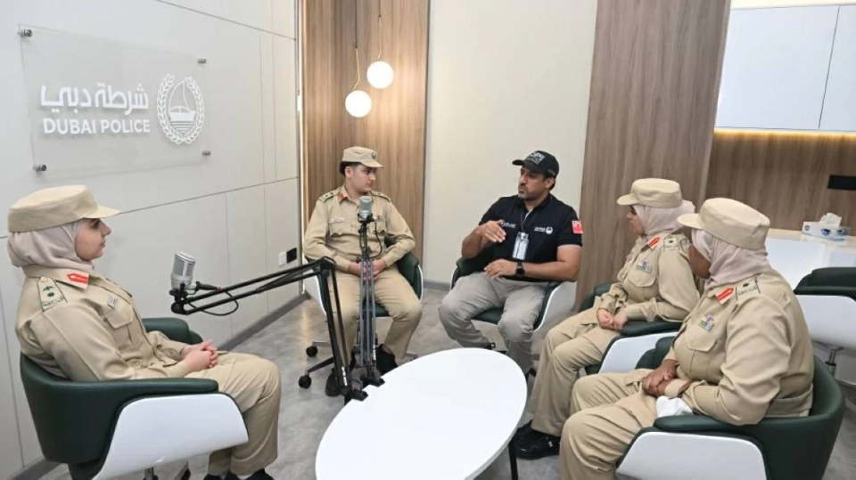 شرطة دبي تدرب سفراء الأمان على مهارات الحوار الإذاعي