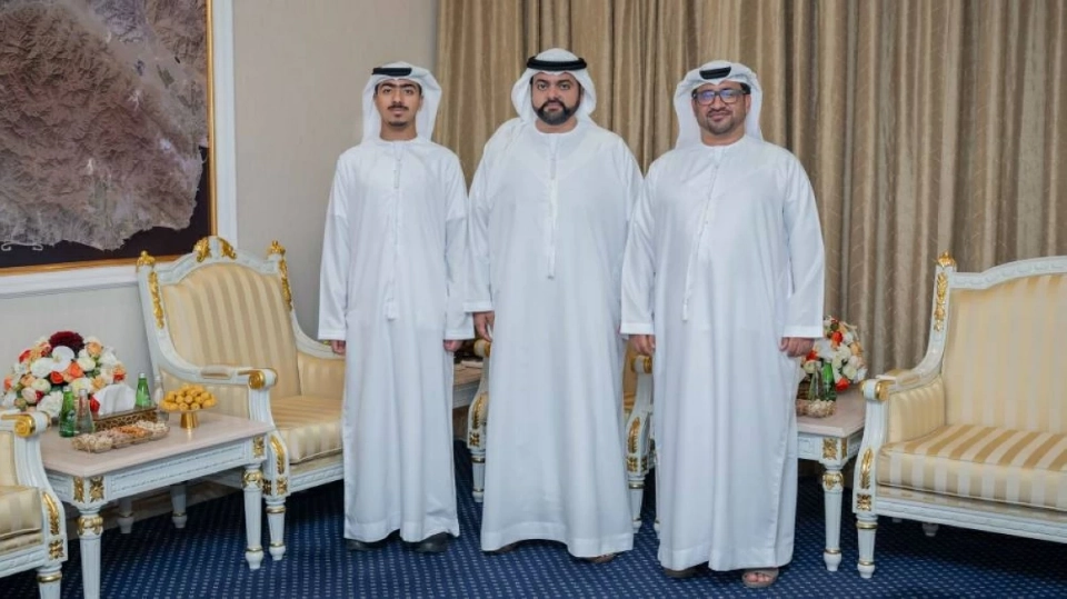 محمد الشرقي في صورة جماعية مع الطالب راشد الظنحاني ووالده