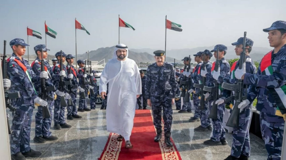 محمد بن حمد ومحمد الكعبي يستعرضان طابور الخريجين