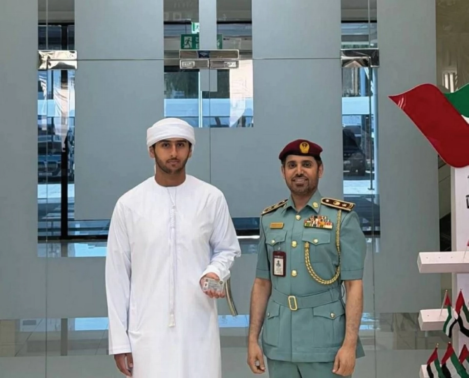 المقدم السويدي يكرم عبدالله الكعبي
