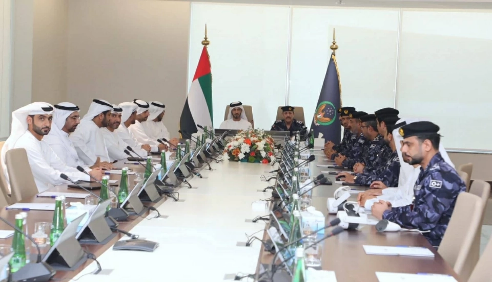 زايد بن حمد ومحمد الكعبي وكبار الضباط والمسؤولين خلال الاجتماع