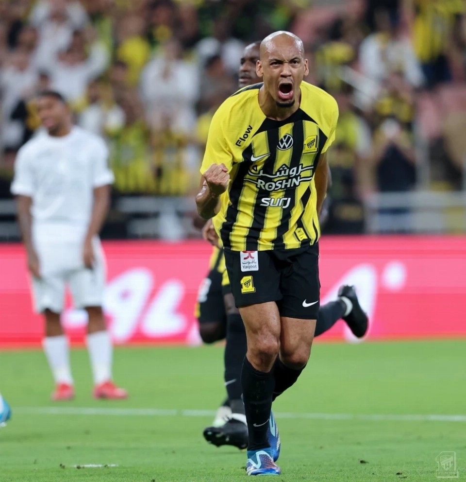 فابينيو يحتفل بقميص الاتحاد