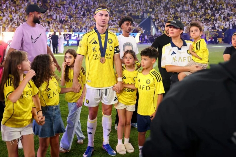 رونالدو وجورجينا بعد حصده لقب الدوري السعودي الموسم الماضي