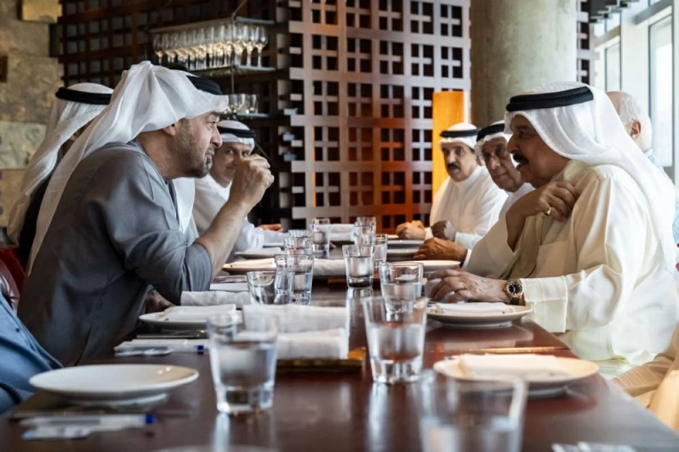 محمد بن زايد وملك البحرين يبحثان العلاقات الأخوية والتطورات الإقليمية