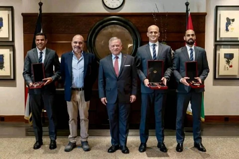 العاهل الأردني يتوسط فريق التحكيم المونديالي